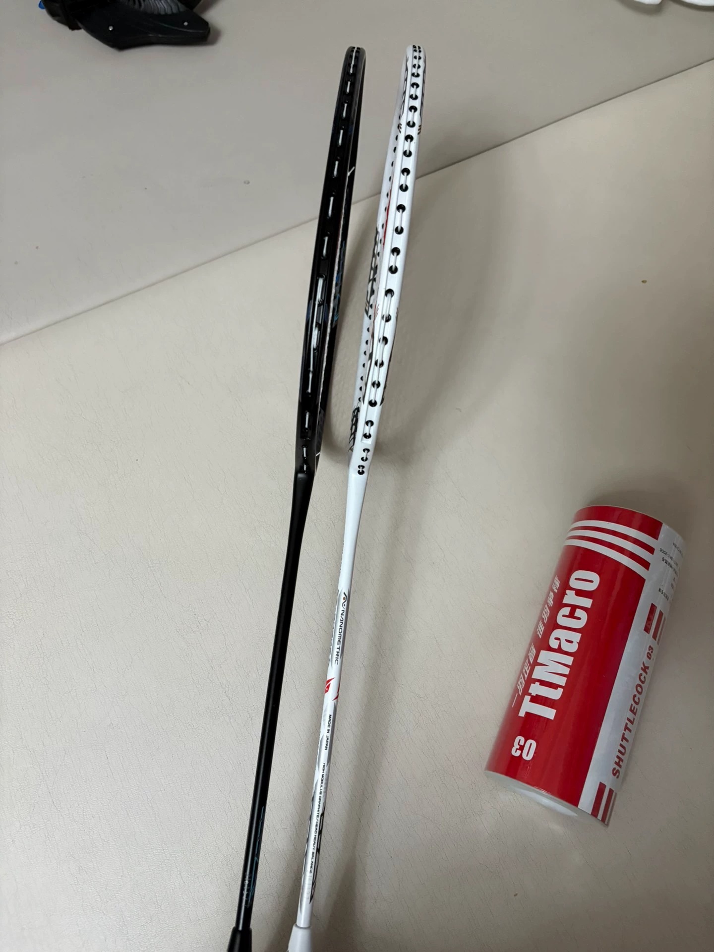 个人转让全新尤尼克斯超轻羽毛球拍 本人单位银行夏季运动会发的球拍，球拍是单位统一在体育用品店598一副购买的，一黑一白，球拍4u，全碳素，拉好线重量在83克左右